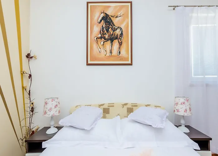 Aura - Comfort 4 With Shared Swimming Pool *