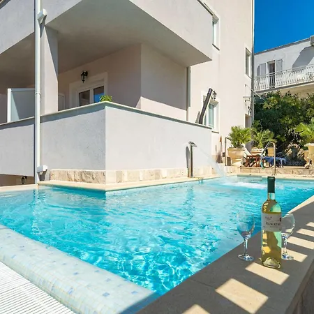 Aura - Comfort 4 With Shared Swimming Pool Apartment *