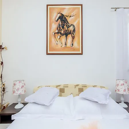 Aura - Comfort 4 With Shared Swimming Pool *