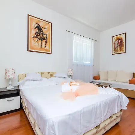 Aura - Comfort 4 With Shared Swimming Pool Dubrownik