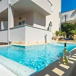 Aura - Comfort 4 With Shared Swimming Pool Apartmán *